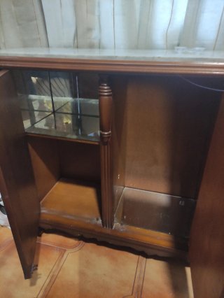 Aparador de madera con mármol y espejo