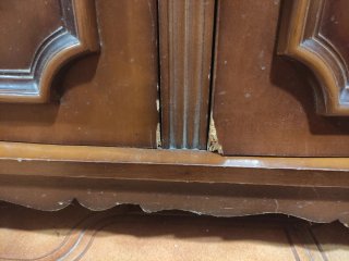 Aparador de madera con mármol y espejo