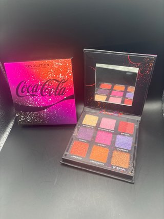 Paleta Sombras Revolution x Coca-Cola