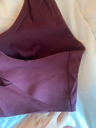 Top deportivo burdeos y morado