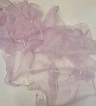 Tenda a vetro lilla con nappe bianche