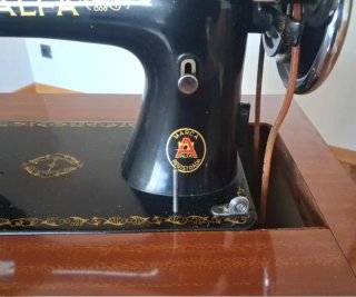 Máquina de coser Alfa antigua