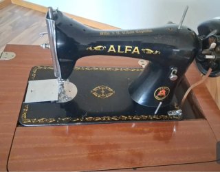 Máquina de coser Alfa antigua