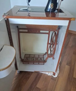 Máquina de coser Alfa antigua
