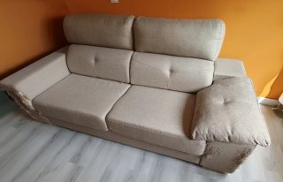 Sofá-cama beige con funda geométrica