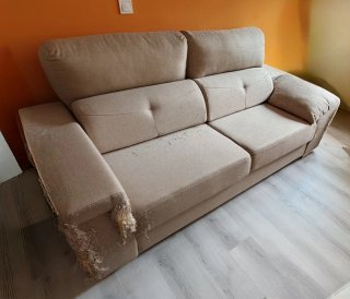 Sofá-cama beige con funda geométrica