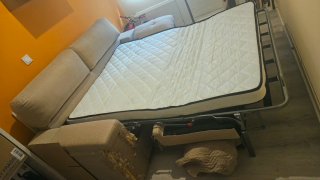 Sofá-cama beige con funda geométrica