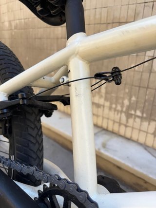 Bici BMX blanca con freno trasero