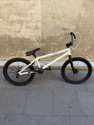 Bici BMX blanca con freno trasero