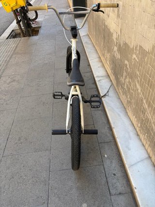 Bici BMX blanca con freno trasero