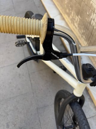 Bici BMX blanca con freno trasero
