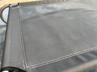 Letto rialzato per cani grigio