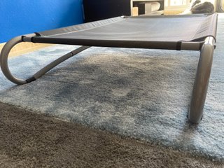Letto rialzato per cani grigio