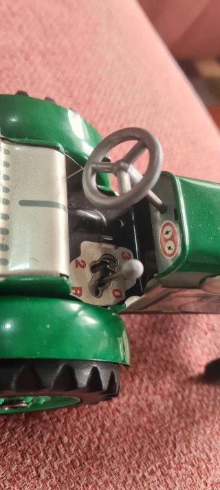 Tractor de hojalata a cuerda con remolque