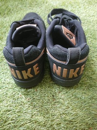 Nike Court Borough Talla 40 Negro/Dorado