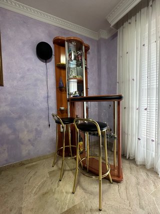 Minibar con barra y vitrina