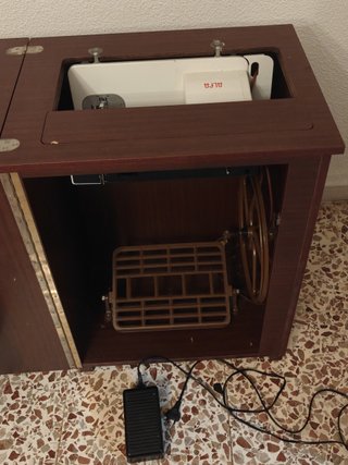 Máquina de coser Alfa con mueble