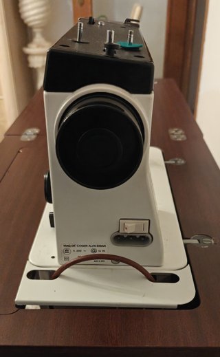 Máquina de coser Alfa con mueble