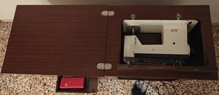 Máquina de coser Alfa con mueble
