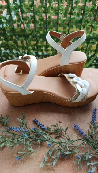 Sandalias cuña blancas y beige