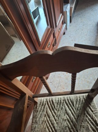 Sillón antiguo de madera y tela