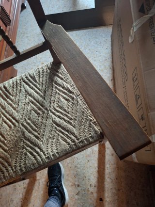 Sillón antiguo de madera y tela