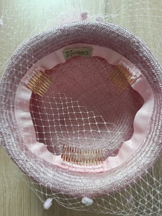Tocado rosa con velo