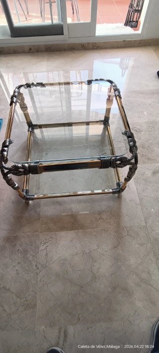 Mesa auxiliar cristal y metal dorado