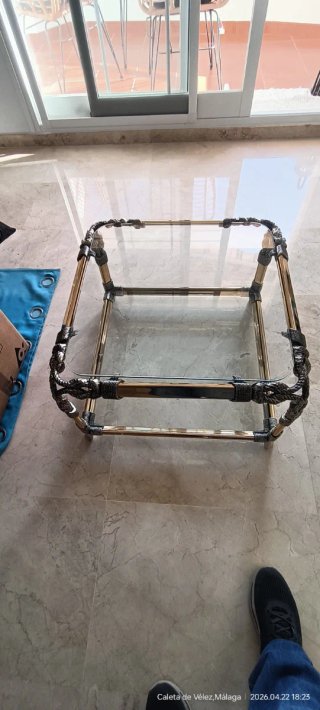 Mesa auxiliar cristal y metal dorado
