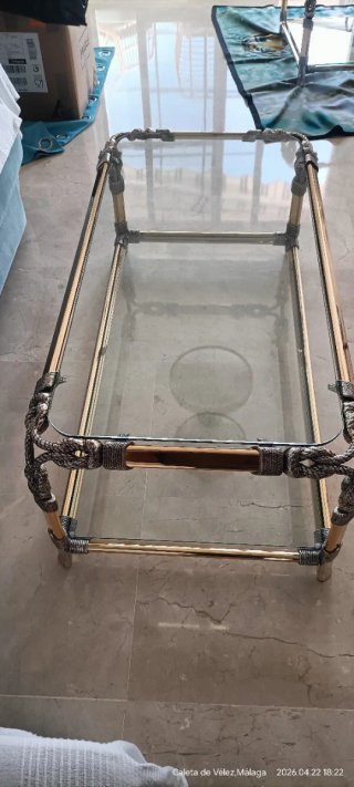 Mesa auxiliar cristal y metal dorado