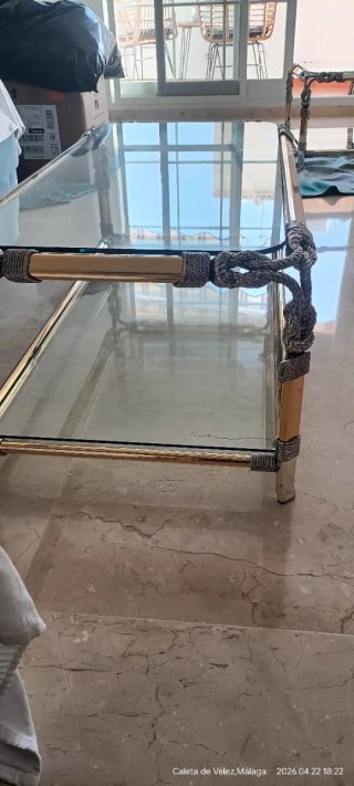 Mesa auxiliar cristal y metal dorado