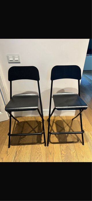 Dos sillas altas de cocina negras