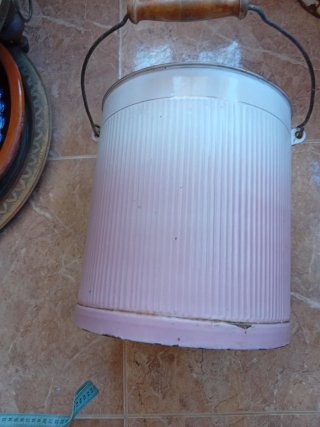 Cubo esmaltado blanco y rosa