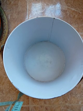 Cubo esmaltado blanco y rosa
