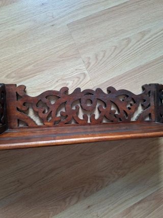 Estantería de madera decorativa