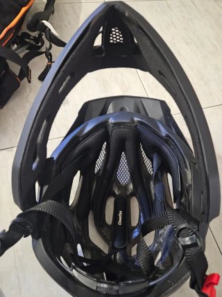 Casco nero con maschera protettiva