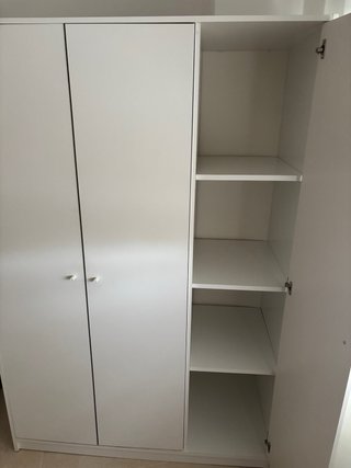 Armario y cómoda de madera blanca IKEA