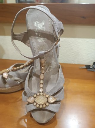 Sandalias de cuña beige y doradas