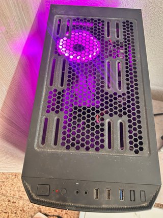 Torre PC Gaming Negra con Luces Púrpura