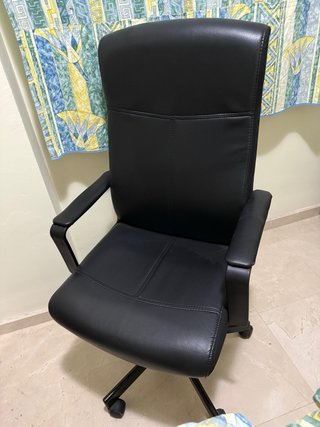 Silla de oficina negra
