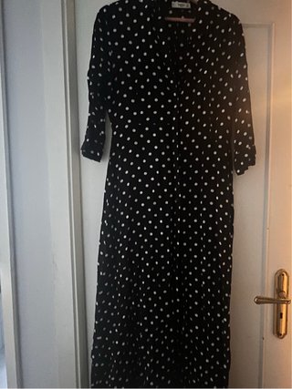 Vestido de lunares negro y blanco
