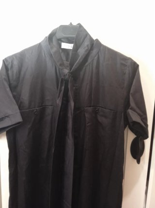Vestido negro con corbata  o cinturón.