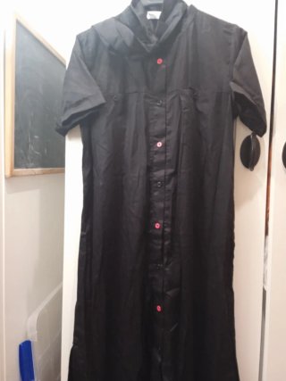 Vestido negro con corbata  o cinturón.