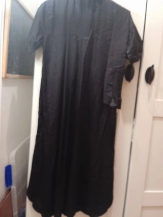 Vestido negro con corbata  o cinturón.