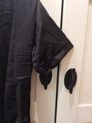 Vestido negro con corbata  o cinturón.