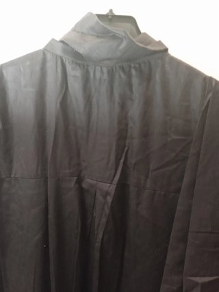Vestido negro con corbata  o cinturón.