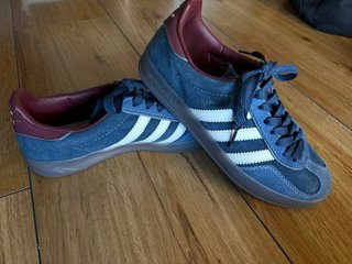 Adidas Gazelle Azul Marino y Burdeos.