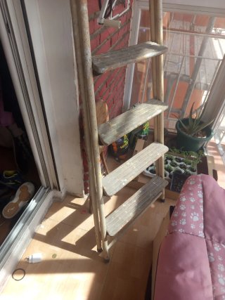 Escalera plegable de 4 peldaños