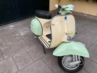 Vespa 150 Sprint Beige y Verde