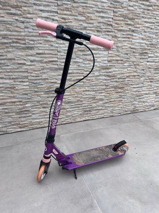 Monopatín Morado con Ruedas Rosas